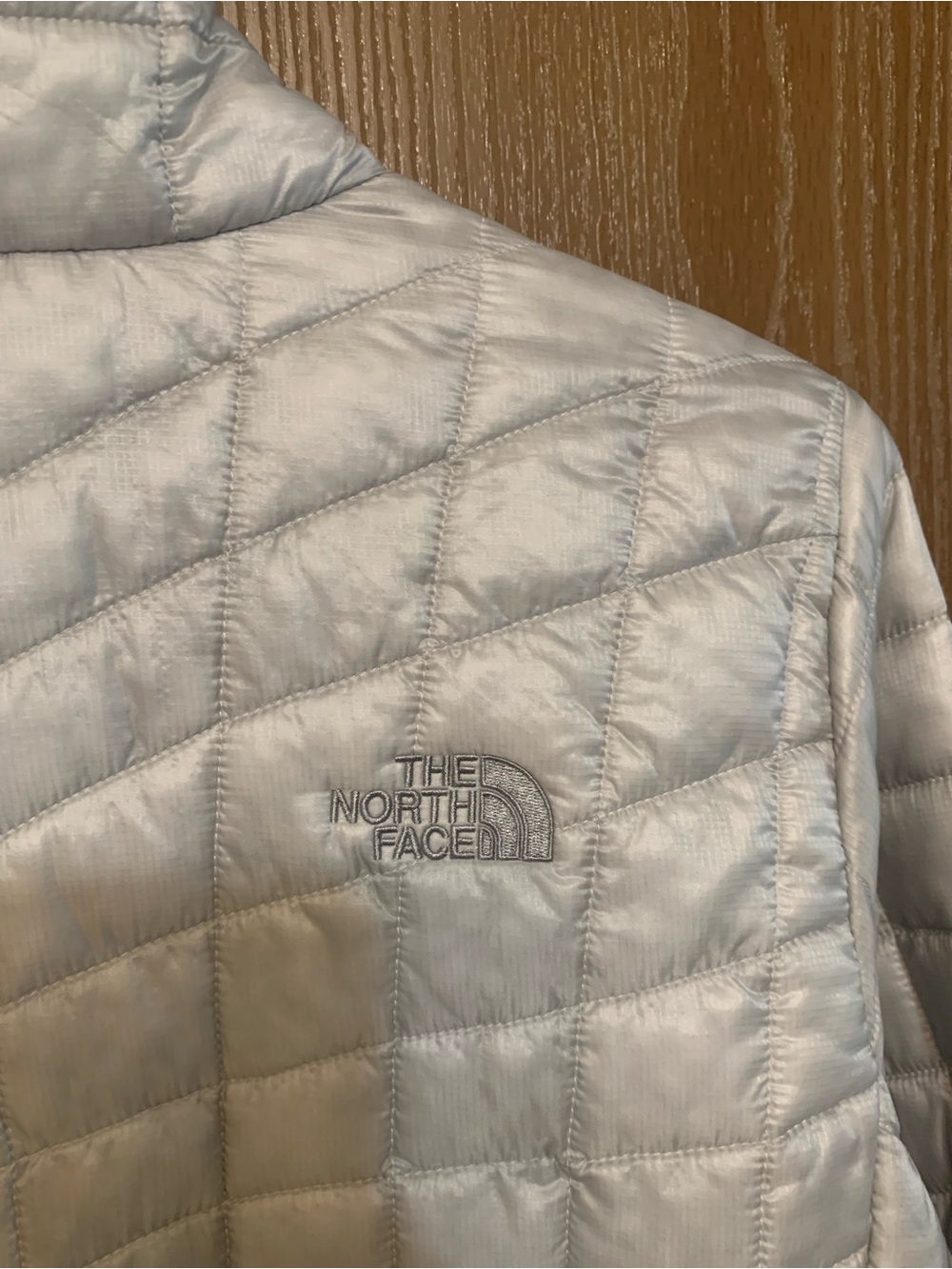 The North Face Women’s Large Lightweight Quilted Silver Puffer Jacket - Picture 7 of 10